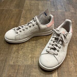 Adidas originals Stan Smith NEW women’s size 6.5 off white cream and pink